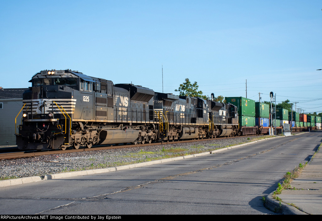 NS 1225 leads 28C along Witt Way